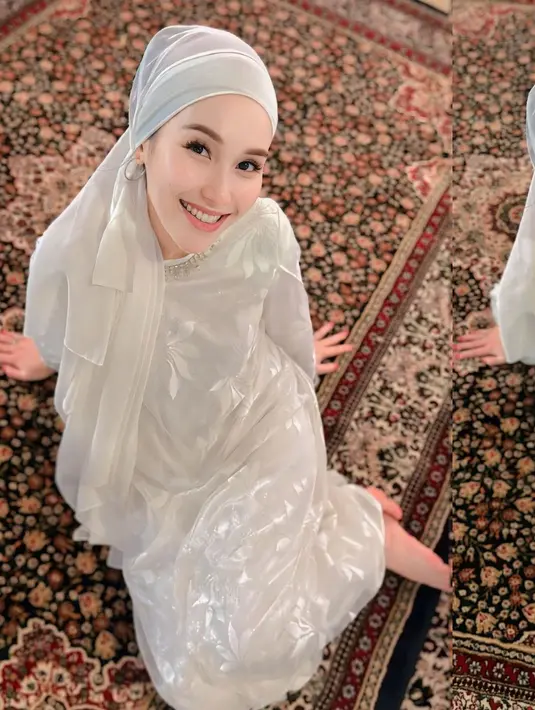Ayu kembali tampil dengan riasan minimalis yang tak berlebihan. Senyum manis yang dipulas lipstik bernuansa merah muda yang lembut semakin menyempurnakan penampilan Ayu di sini. Mana gaya turban Ayu Ting Ting yang jadi favoritmu, Sahabat FIMELA? [Foto: Instagram/ayutingting92]
