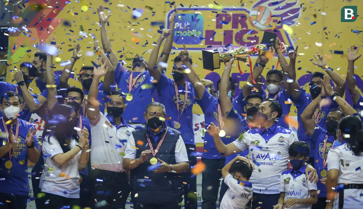 Presiden Keenam RI, Susilo Bambang Yudhoyono (tengah) sebagai pemilik klub dan sejumlah pemain Bogor LavAni merayakan kemenangan usai menjuarai PLN Mobile Proliga 2022 yang berlangsung di Padepokan Voli Jenderal Polisi Kunarto, Sentul, Minggu (27/03/2022). (Bola.com/Bagaskara Lazuardi)