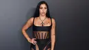 <p>Aktris Amerika Serikat Lourdes Leon tiba pada pembukaan pameran Thierry Mugler: Couturissime di Brooklyn Museum, Brooklyn, New York City, Amerika Serikat, 15 November 2022. Rambut hitamnya dibelah pada bagian tengah dan jatuh melewati bahunya. (Theo Wargo/Getty Images/AFP)</p>
