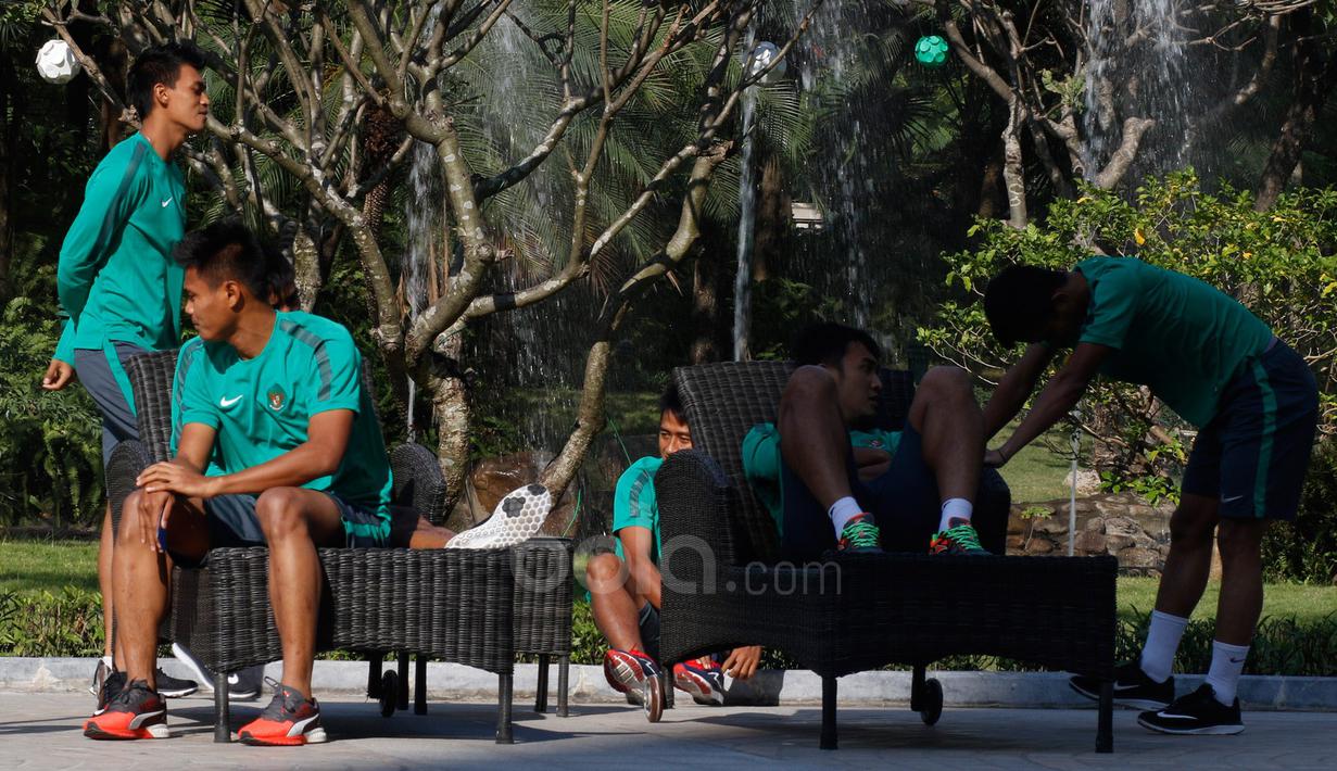 Para pemain Timnas Indonesia bersantai sebelum melakukan pemanasan dan Latihan ringan di Areal Hotel, (07/12/2016). (Bola.com/Peksi Cahyo)