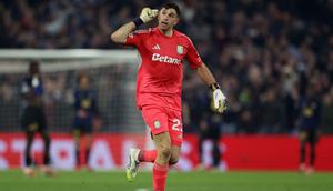 Kiper Aston Villa asal Argentina bernomor punggung 23, Emiliano Martínez, mengejek para penggemar Lille setelah Villa mencetak gol pembuka dalam pertandingan leg kedua babak 16 besar Liga Europa UEFA antara Aston Villa dan Lille LOSC di Villa Park di Birmingham, Inggris tengah pada 20 Maret 2026. (Darren Staples/AFP)