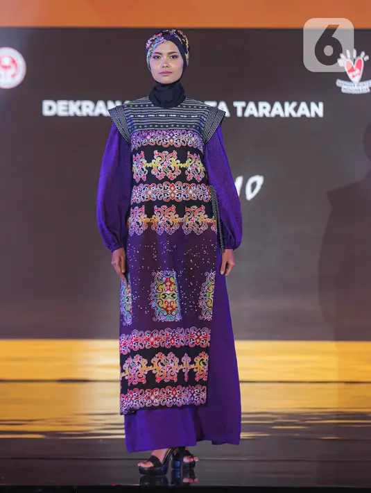 Model membawakan busana rancangan Wignyo saat peragaan busana dalam gelaran Festival 6 2023 di Senayan Park, Jakarta, Minggu (9/7/2023). (Liputan6.com/Faizal Fanani)