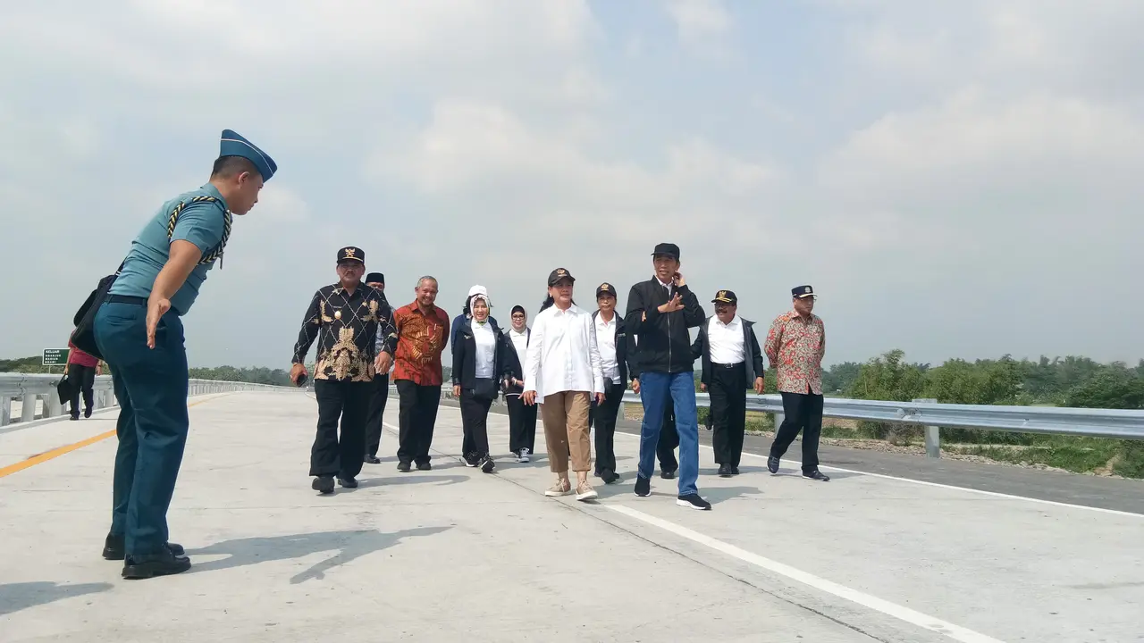 Presiden Jokowi saat meresmikan empat ruas tol Trans Jawa seksi Jawa Timur