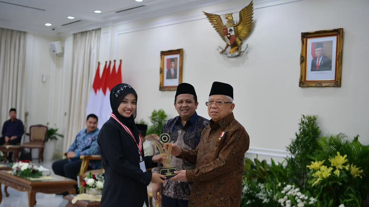 Wapres Ma'ruf Amin menyerahkan penghargaan Santripreneur Award 2023