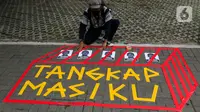 Aktivis dari Indonesia Corruption Watch (ICW) menggunakan topeng Harun Masiku di depan gedung Merah Putih Komisi Pemberantasan Korupsi (KPK), Jakarta, Senin (15/1/2024). (Liputan6.com/Herman Zakharia)