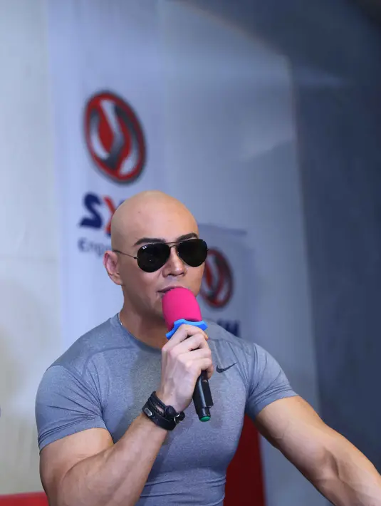 Dalam statusnya, ia mengungkapkan biasanya kalau mencari orang lewat Team IT-nya. Tapi kali ini ia ingin menemukan dengan cara berbeda. (Nurwahyunan/Bintang.com)