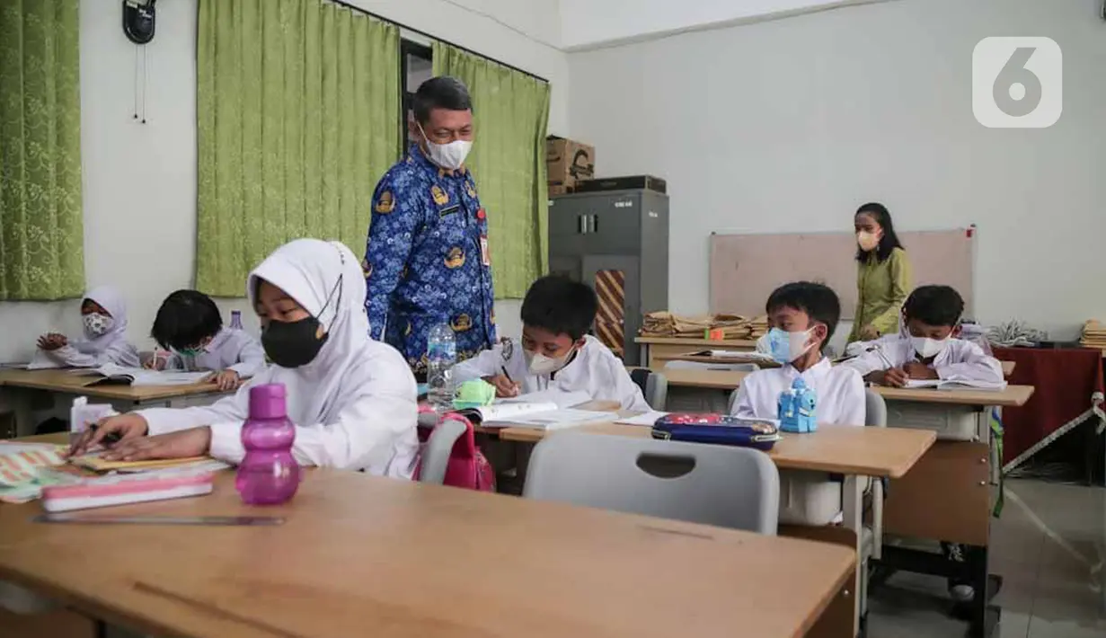 Guru mengajar murid di SDN Cibubur 04, Jakarta, Jumat (13/5/2022). Kegiatan belajar di sekolah yang mencakup wilayah DKI Jakarta, Banten, dan Jawa Barat kembali dimulai pascalibur Lebaran. (Liputan6.com/Faizal Fanani)