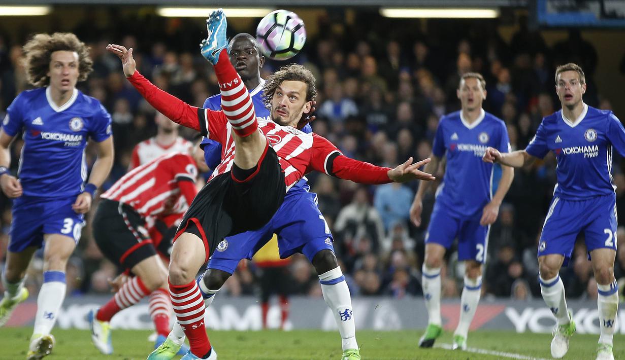 Striker Southampton, Manolo Gabbiadini, berusaha membobol gawang Chelsea pada laga Premier League di Stadion Stamford Bridge, London, Selasa (25/4/2017). Chelsea menang 4-2 atas Southampton. (AP/Alastair Grant)