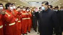 Presiden China Xi Jinping saat mengunjungi kawasan pelabuhan Chuanshan di Pelabuhan Ningbo-Zhoushan, Provinsi Zhejiang, China, Minggu (29/3/2020). Xi Jinping melakukan inspeksi terhadap proses dimulainya kembali kegiatan kerja dan produksi di Zhejiang. (Ju Peng/Xinhua via AP)