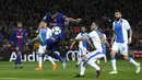 Striker Barcelona, Luis Suarez, menendang bola saat melawan Leganes pada laga La Liga di Stadion Camp Nou, Sabtu (7/4/2018). Barcelona menang 3-1 atas Leganes. (AP/Manu Fernandez)