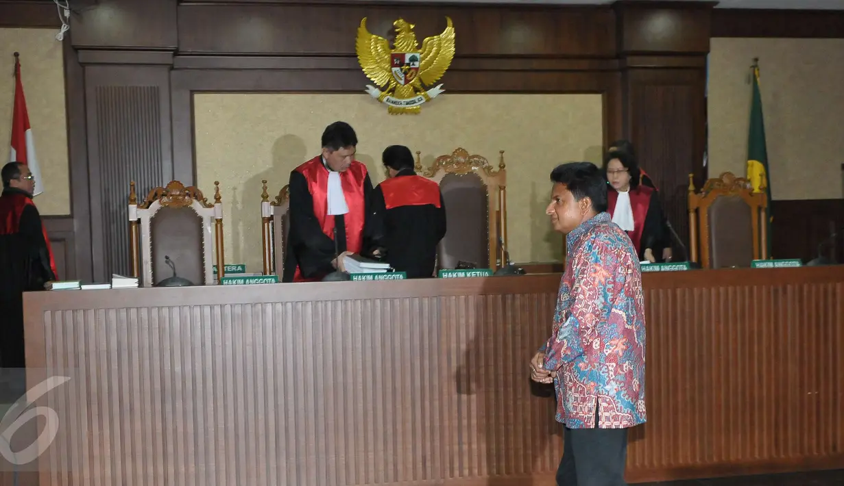 Ramapanicker Rajamohanan Nair, terdakwa penyuap pejabat pajak, usai divonis hakim di Pengadilan Tipikor, Jakarta, Senin (17/4). Ramapanicker divonis tiga tahun penjara dan denda Rp200 juta subsidier lima bulan kurungan. (Liputan6.com/Helmi Afandi)