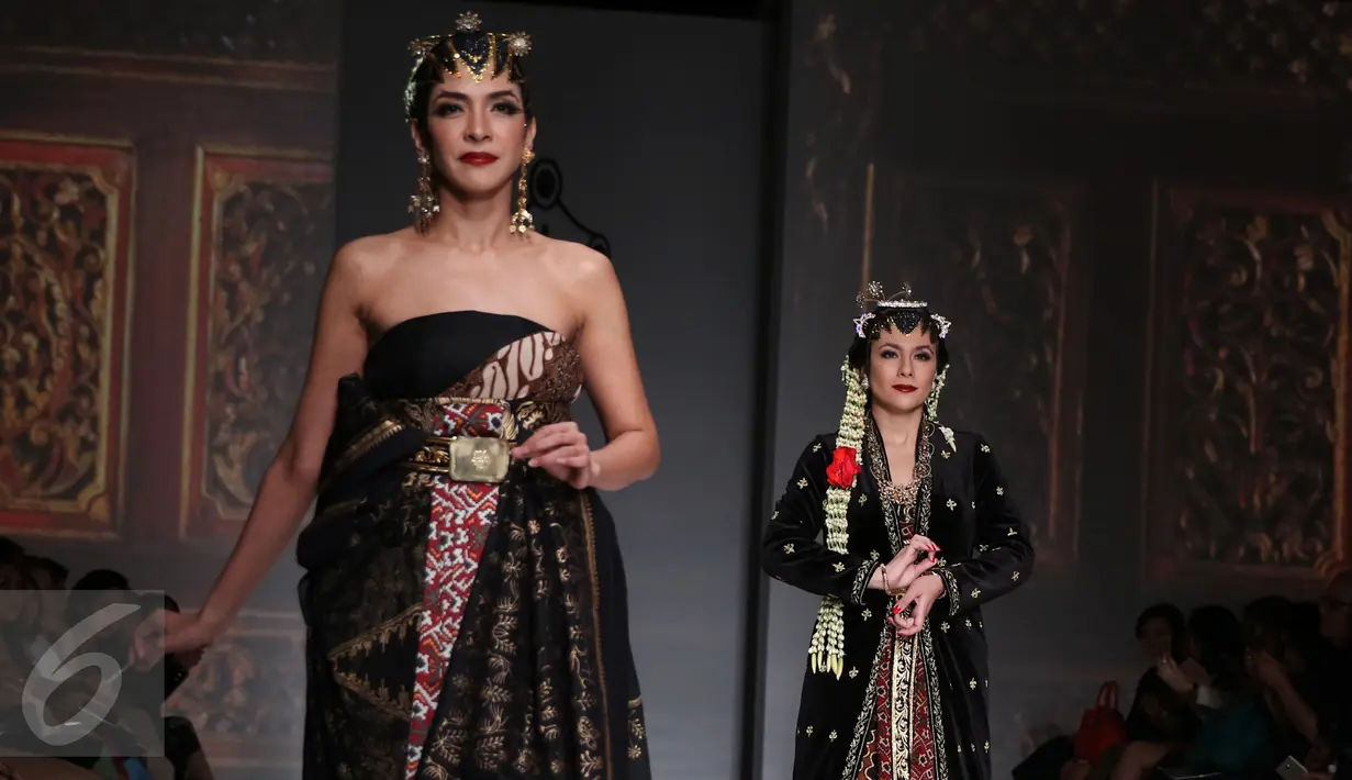 Artis Wulan Guritno (kanan) ikut tampil mengenakan gaun rancangan Ghea Panggabean saat  Ikatan Perancang Mode Indonesia (IPMI) Trend Show 2017, Jakarta, Selasa (8/11). (Liputan6.com/Gempur M Surya)