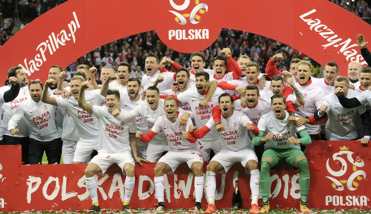Para pemain Polandia merayakan keberhasilan lolos Piala Dunia 2018 setelah mengalahkan Montenegro di Stadion National, Warsawa, Minggu (8/10/2017). Polandia menang 4-2 atas  Montenegro. (AP/Alik Keplicz)