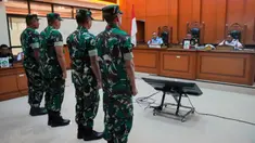 Empat oknum Tentara Nasional Indonesia (TNI), Sami Lakka, Nandala Dwi Prasetya, Budhi Hariyanto Widhi Cahyono, dan Edi Sudarko (kiri ke kanan), terdakwa penyerangan cairan asam terhadap aktivis Hak Asasi Manusia, Andrie Yunus, berdiri tegak saat persidangan mereka di Pengadilan Militer II-08 Jakarta, Rabu 29 April 2026. Sidang perdana kasus penyerangan penyiraman air keras terhadap aktivis Hak Asasi Manusia (HAM) dan Wakil Koordinator KontraS, Andrie Yunus, resmi digelar di Pengadilan Militer II-08 Jakarta, Cakung, Jakarta Timur, pada Rabu 29 April 2026. (AP Photo/Tatan Syuflana)
