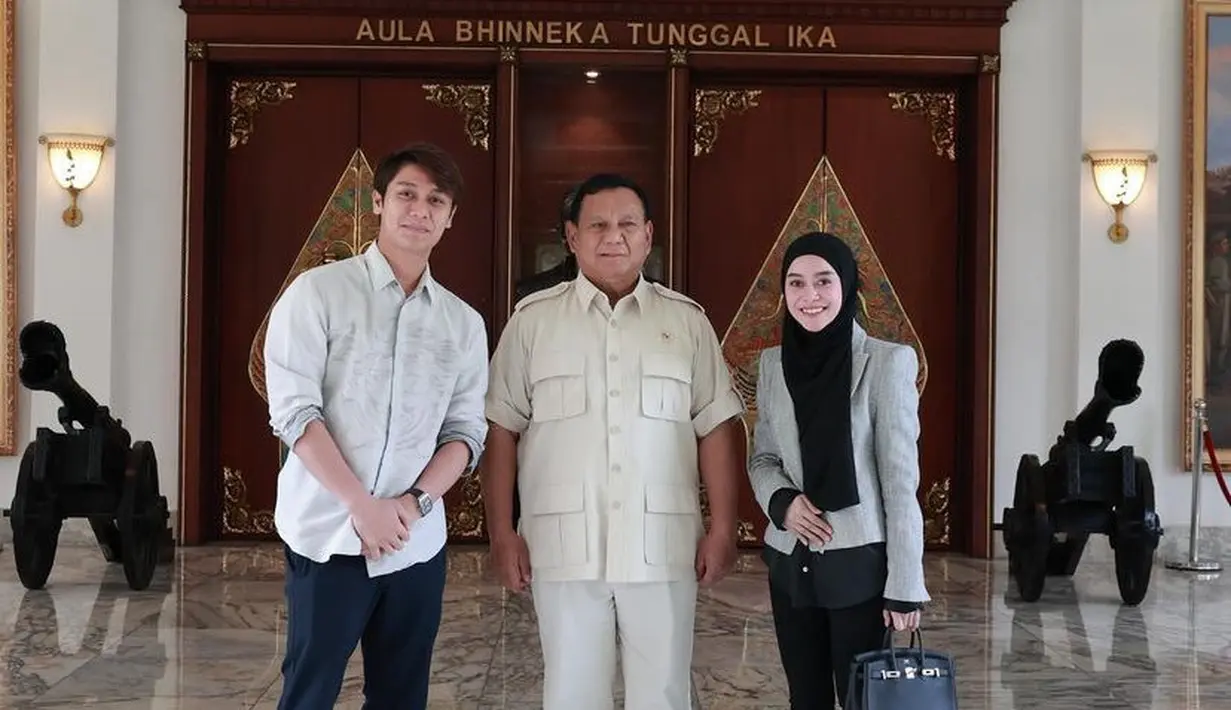 Lesti membawa tas Hermes warna hitam sambil mengenakan pump heels warna serasi. [@lestikejora]