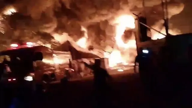 Pabrik sandal Swallow terbakar. (Liputan6.com/Reza Efendi)