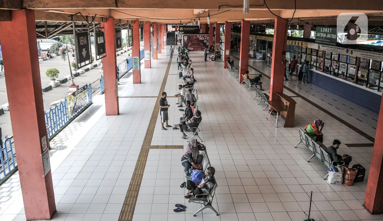 Calon penumpang menunggu jadwal keberangkatan bus di Terminal Kampung Rambutan, Jakarta, Kamis (12/11/2020). Pemprov DKI Jakarta menganggarkan Rp 170 miliar untuk revitalisasi Terminal Kampung Rambutan yang telah diajukan pada Desember 2019. (merdeka.com/Iqbal Septian Nugroho)