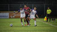 Duel ketat antara Bali United versus Persita Tangerang di BRI Liga 1 2021/2022. (Maheswara Putra/Bola.com)