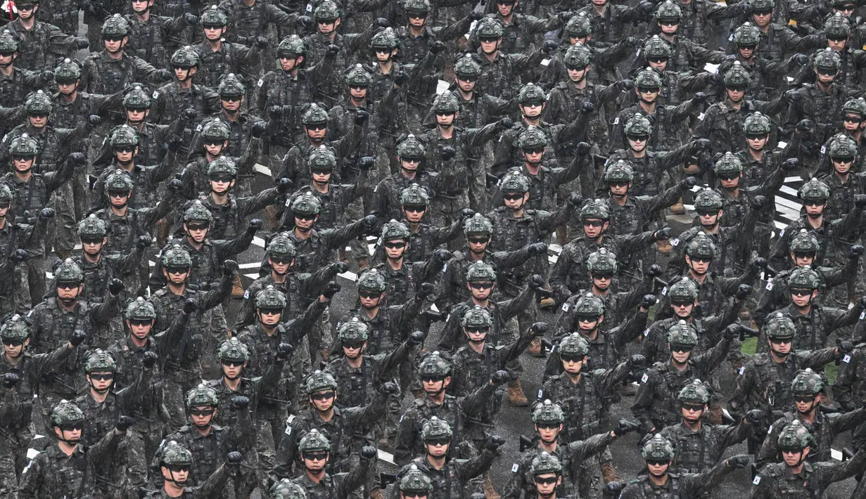 Tentara ikut serta dalam parade untuk merayakan Hari Angkatan Bersenjata ke-75 Korea Selatan di Seoul pada tanggal 26 September 2023. (Anthony WALLACE/AFP)