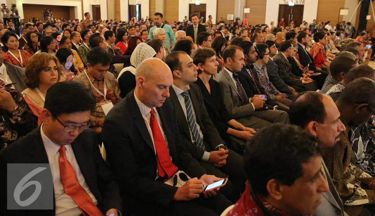 Sejumlah tamu tampak menghadiri pembukaan Kongres ke-3 Diaspora Indonesia di Jakarta, Rabu (12/8). Kongres yang berlangsung selama 12-14 Agustus 2014 tersebut mengusung tema "Diaspora Bakti Bangsa". (Liputan6.com/Faizal Fanani)