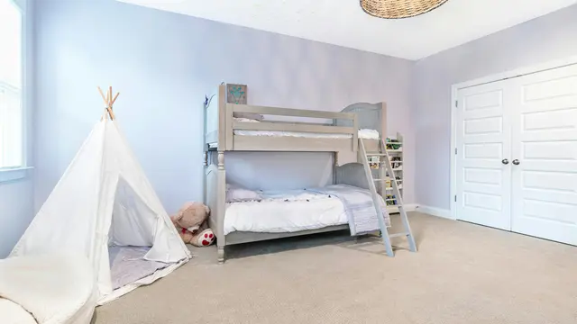 Model Kamar Tidur Minimalis Ukuran Kecil untuk 2 Kasur. Kamar Tidur Minimalis dengan Kasur Bertingkat untuk Anak-Anak