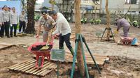 Penjabat atau Pj Gubernur DKI Jakarta Heru Budi Hartono melakukan penanaman pohon di Taman Sensori Jalan Pandawa RT 008 RW 002 Kelurahan Kamal, Kalideres, Jakarta Barat, Selasa (28/2/2023). (Foto: W8inda Nelfira/Liputan6.com).
