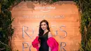 Febby Rastanty berpose saat menghadiri acara after party gala premier film The Rings of Power di Flower Dome, Singapura.  Ia melengkapi penampilan cantiknya dengan selendang tangan berwarna shock pink. (Instagram/febbyrastanty)