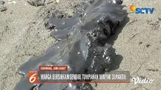 Pantai Karawang tercemar minyak mentah akibat kebocoran pipa milik Pertamina Hulu Energi. Warga pun terpaksa bersihkan minyak mentah menggunakan karung.