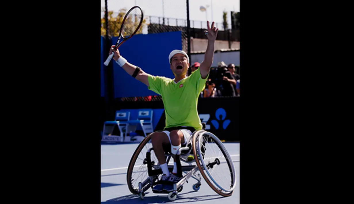 Petenis Jepang, Shingo Kunieda merayakan kemenangannya atas petenis Perancis Stephane Houdet di final tunggal pria kursi roda di turnamen tenis Australia Terbuka 2015, Melbourne,Australia,  (31/1/2015). (REUTERS / Issei Kato)