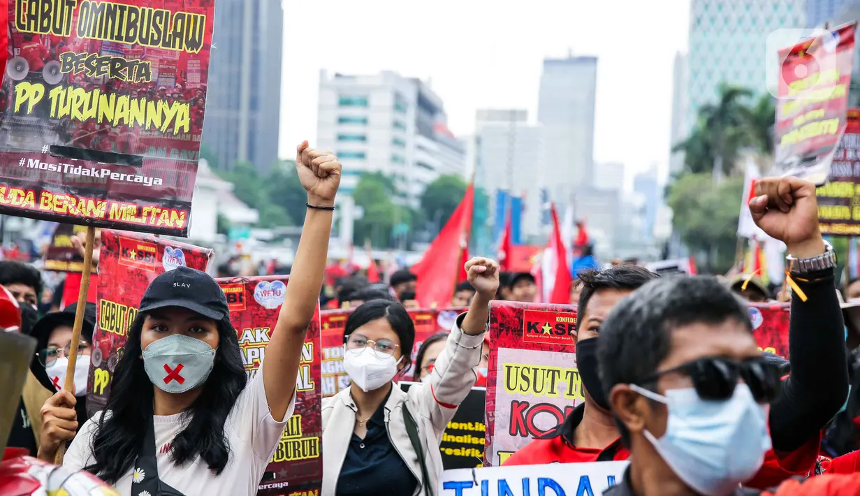 Elemen buruh dan mahasiswa menggelar aksi demonstrasi bertepatan dengan Hari Sumpah Pemuda di Kawasan Patung Kuda, Jakarta, Kamis (28/10/2021). Sejumlah tuntutan mereka salah satunya, pencabutan UU Nomor 11 Tahun 2019 tentang Cipta Kerja dan berbagai aturan turunannya. (Liputan6.com/Faizal Fanani)