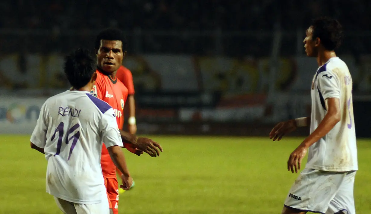 Rendi Irawan (Persik-membelakangi kamera) sempat melakukan perlawanan atas perlakuan Victor Pae (Persija), dan sempat terjadi adu mulut antar kedua pemain yang bersitegang,(30/5/2014). (Liputan6.com/Helmi Fithriansyah)