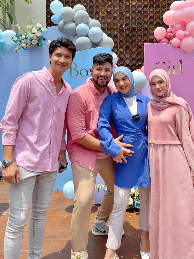 Istri Aditya Zoni, Yasmine Ow tampil cantik menggunakan hijab.