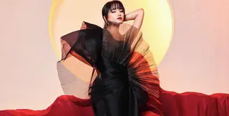 Gaun berpotongan one shoulder ini tampak sempurna dipadukan dengan knee-high boots warna senada dari @laciesshoes. [cr: @fdphotography90].