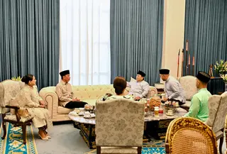 Presiden Prabowo menerima kedatangan Presiden Ke-7 RI Jokowi beserta keluarga di Istana Merdeka Jakarta, Sabtu (21/3/2026). (Foto: Biro Pers Istana)