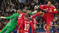 Pemain Liverpool Virgil van Dijk (kanan) dan kiper PSG Matvey Safonov berebut bola pada laga leg pertama perempat final Liga Champions antara PSG vs Liverpool di Paris, Rabu, 8 April 2026. (AP Photo/Aurelien Morissard)