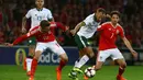 Gelandang Irlandia, David Meyler, berusaha melewati gelandang Wales, Aaron Ramsey, pada laga kualifikasi Piala Dunia 2018 di Stadion Cardiff City, Cardiff, Senin (9/10/2017). Wales kalah 0-1 dari Irlandia. (AFP/Geoff Caddick)