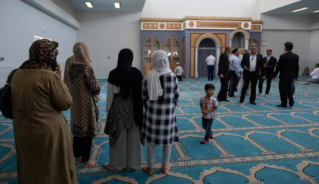 Umat muslim mengunjungi bangunan masjid resmi pertama di Kota Athena, Yunani pada Jumat (7/6/2019). Selain ruang utama untuk salat, di masjid itu juga terdapat ruang tambahan, kantor untuk imam, dan ruang muazin. (AP Photo/Petros Giannakouris)