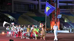 Pekan Paralimpiade Nasional XVII di Solo diikuti oleh 35 kontingen dari berbagai provinsi di Indonesia. Tampak, atlet NPCI Papua mengikuti defile saat digelar Upacara Pembukaan Pekan Paralimpiade Nasional XVII di Stadion Manahan, Solo, Minggu 6/10/2024). (PB PEPARNAS/Arnold Simanjuntak)