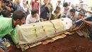 Kerabat dan keluarga bersiap menguburkan Jenazah Laila Sari di Tempat Pemakaman Umum (TPU) Karet Bivak, Jakarta, Selasa (21/11). Laila Sari meninggal dunia saat pulang syuting, di usai 82 tahun. (Liputan6.com/Herman Zakharia)