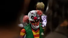 Pengunjung mengambil gambar karakter badut menyeramkan saat acara ScareLA 'Monsters Come Together' di Los Angeles, California (6/8). Acara ini menjadi ajang pertemuan bagi para penggemar film horor. (AFP Photo/Mark Ralston)