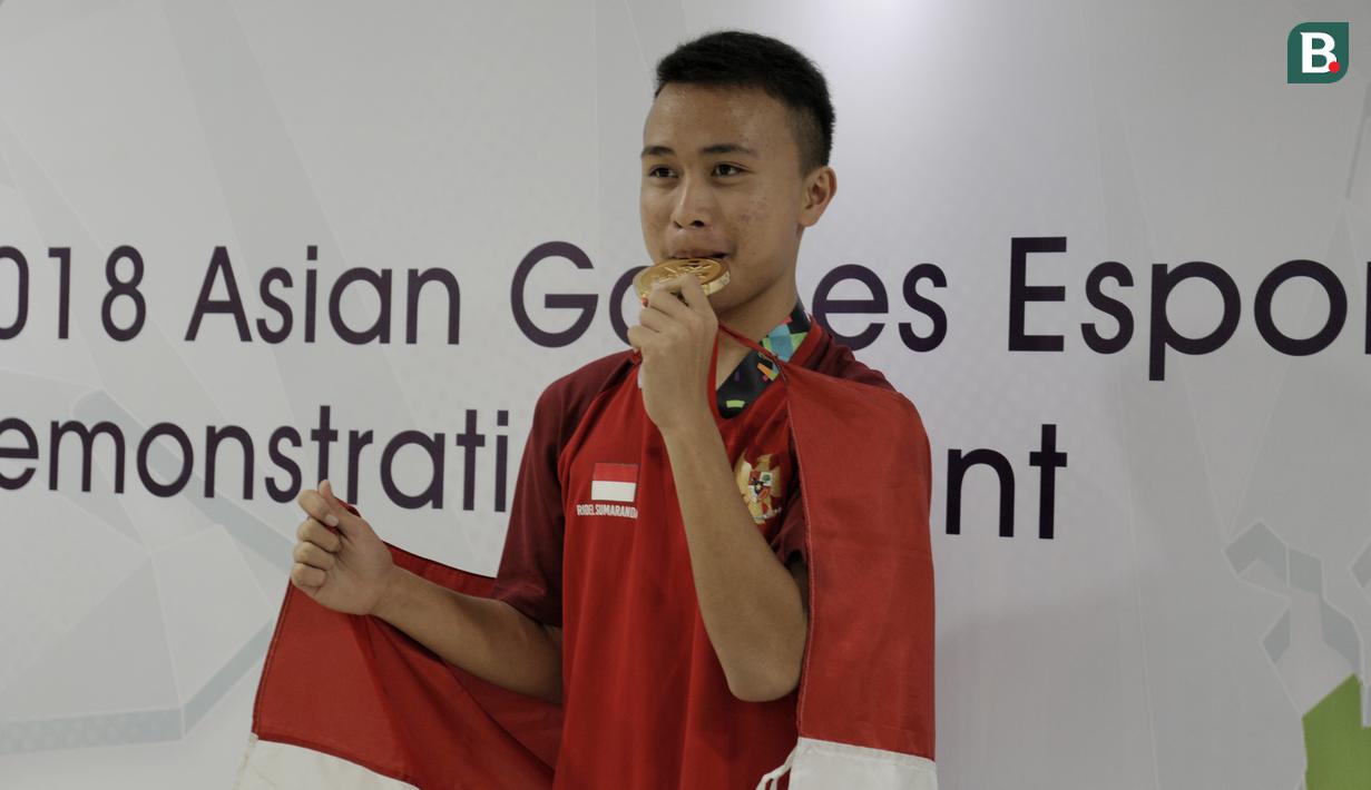 Ridel Yesaya Sumarandak melakukan selebrasi usai menjuarai  E-Sports dari nomor Clash Royale di BritAma Arena, Jakarta, Senin, (27/8/2018). Ridel mencatat rekor sebagai peraih medali emas termuda di Asian Games 2018. (Bola.com/Vascal Sapta Hadi)