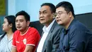 Salah satu founder Korea-Korea Selecao, Bambang Wuryono atau akrab disapa Bambang Pacul saat meninjau langsung laga uji coba melawan Akademi Sepak Bola Intinusa Olah Prima (ASIOP) di Lapangan Sutasoma, Halim, Jakarta Timur, Selasa (18/11/2024). (Bola.com/Bagaskara Lazuardi)