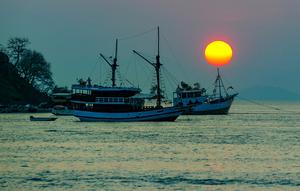 Kawasan ini dikenal sebagai pintu gerbang menuju Taman Nasional Komodo, sekaligus menawarkan panorama alam yang memukau, kekayaan budaya, serta pengalaman liburan yang berkesan. Tampak dalam foto, Sebuah perahu melintas di perairan Labuan Bajo, Flores, Nusa Tenggara Timur sesaat sebelum matahari terbenam. (merdeka.com/Arie Basuki)