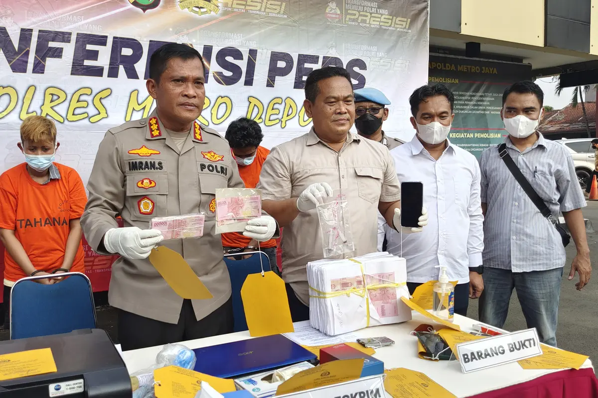 Kapolres metro Depok, Kombes Imran Edwin Siregar menunjukan barang bukti uang palsu dan ketiga ters Imran Edwin Siregar menunjukan barang bukti uang palsu dan ketiga tersangka pengedar uang palsu di Polres Metro Depok. (Liputan6.com/Dicky Agung Prihanto).