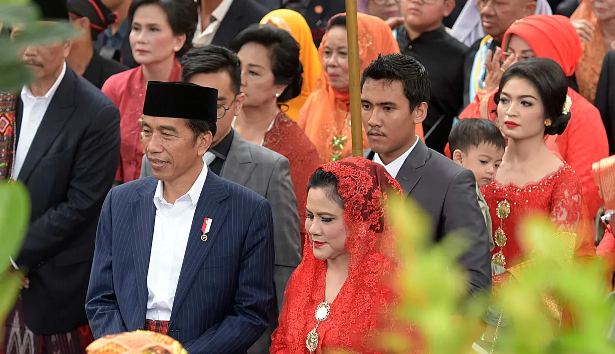 Orang nomor satu Indonesia itu datang dengan mengenakan jas warna hitam dengan peci dikepalanya. Terlihat kain ulos di pinggangnya. Sedangkan Ibu Negara dengan mengenakan kebaya warna merah. (Deki Prayoga/Bintang.com)