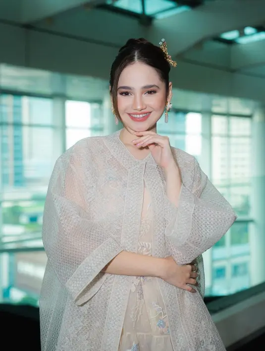 Rambutnya ditata rapi oleh hair stylist Rangga Yusuf dan menambahkan headpiece manis dari Tulola. @syifahadju/@rizkynazar20.
