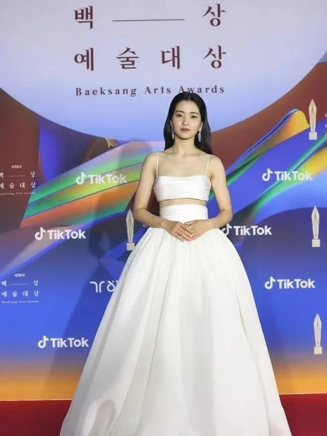 Kim Tae Ri Duplikasi Oufit Dakota Johnson dengan Dress Putih dan Anting Seharga Rp5 Miliar untuk Baeksang Awards ke-58