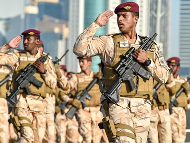Tentara Qatar berpartisipasi dalam latihan parade militer untuk Hari Nasional Qatar di Doha, ibu kota Qatar (11/12/2020). Qatar akan merayakan Hari Nasional pada 18 Desember. (Xinhua/Nikku)