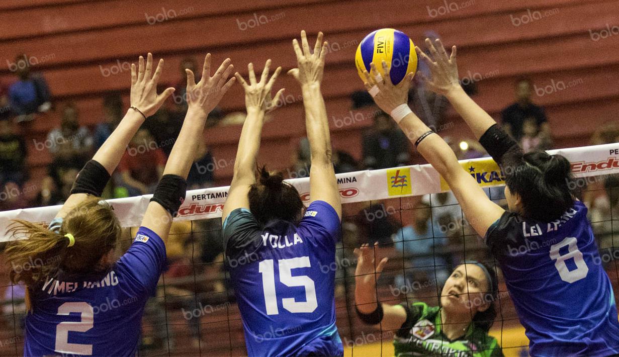 Para pevoli Jakarta Elektrik PLN melakukan blocking saat melawan Gresik Petrokimia. Pada laga itu Jakarta Elektrik PLN sudah menekan sejak babak pertama. (Bola.com/Vitalis Yogi Trisna)