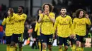 Para pemain Arsenal menyapa suporter usai melawan Crystal Palace pada laga Premier League di Stadion Selhurst Park, London, Sabtu (11/1). Kedua klub bermain imbang 1-1. (AFP/Daniel Leal-Olivas)